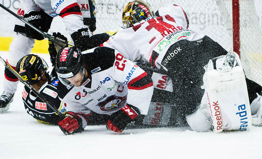 Malmö Redhawks Tomas Kollar hamnar underst i en hög vid