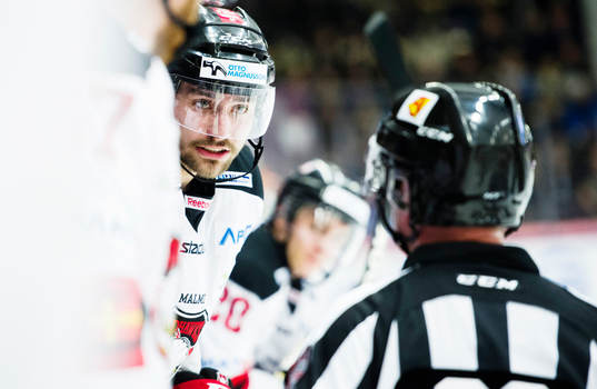 Malmö Redhawks Ludvig Rensfeldt diskuterar med domaren