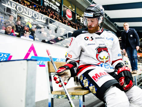 Malmö Redhawks Jens Olsson sitter i båset