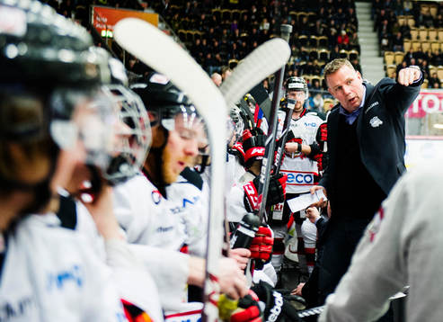 Malmö Redhawks tränare Mats Lusth instruerar sina spelare