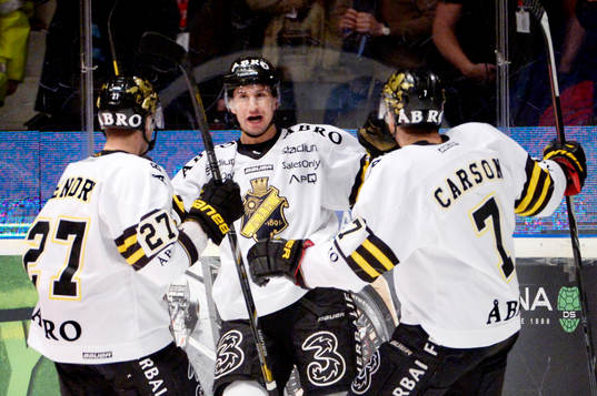 s Jordan Hendry, Mark Hurtubise och Brett Carson jublar
