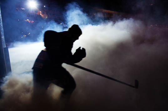 En spelare i Djurgården gör entré till ishockeymatchen i