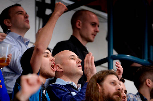 Statsminister Fredrik Reinfeldt applåderar när