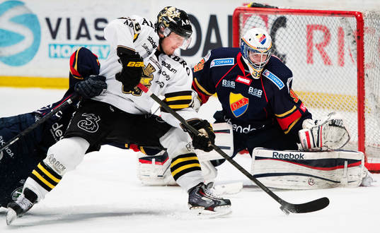 s Victor Ahlström oroar framför Djurgårdens målvakt