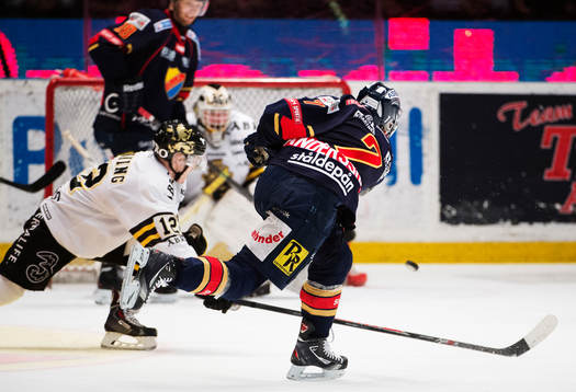 Djurgårdens Nils Andersson skjuter ett skott som går i