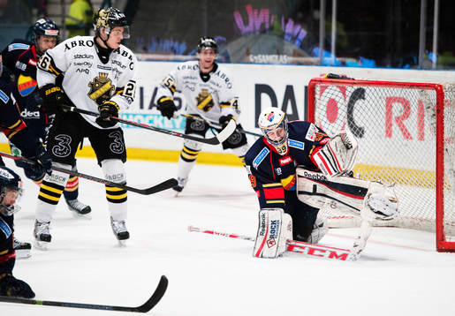 s Mattias Janmark ser Djurgårdens målvakt Adam Reideborn