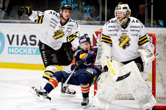 s Brett Carson fäller Djurgårdens Marcus Sörensen i