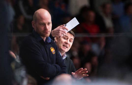 Djurgårdens tränare Hans Särkijärvi gestikulerar