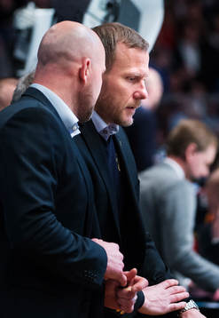 s tränare Mattias Norström i samtal med Mats Lindgren