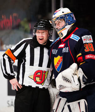 Domare Wolmer Edqvist och Djurgårdens målvakt Adam