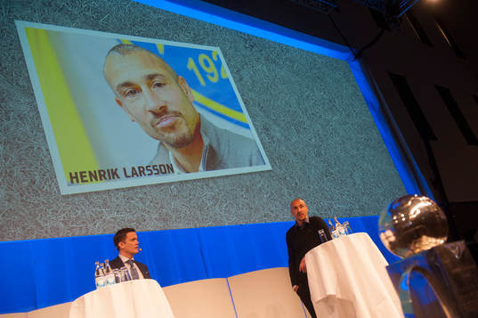 Falkenbergs tränare Henrik Larsson  vid fotbollens