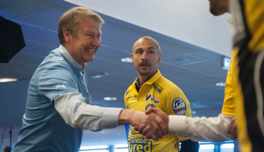 Malmö FF tränare Åge Hareide samtalar med