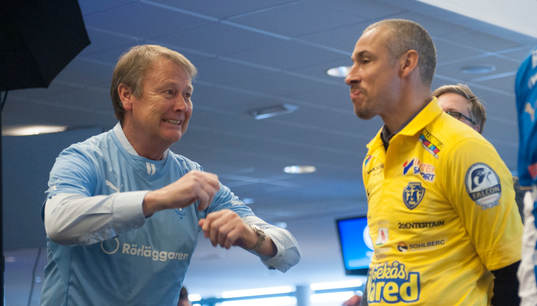 Malmö FF tränare Åge Hareide samtalar med