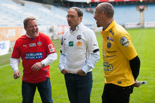 Helsingborgs tränare Roar Hansen skojar med Örebros