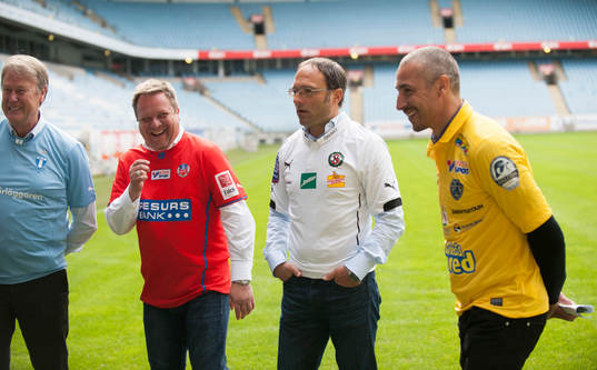 Helsingborgs tränare Roar Hansen skojar med Malmös Åge