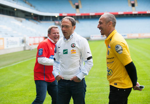 Helsingborgs tränare Roar Hansen skojar med Örebros