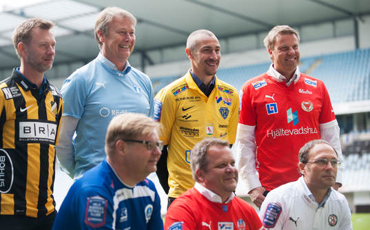 Henrik Larsson vid fotografering av tränarna vid