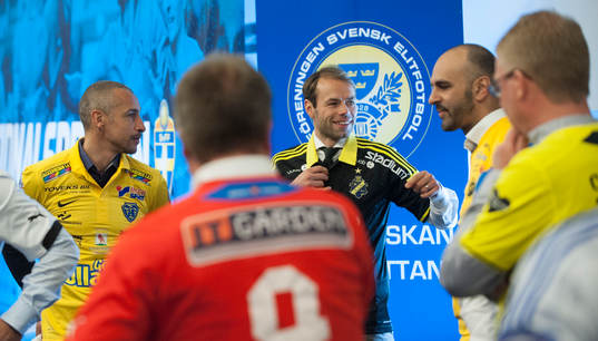 De allsvenska tränarna förbereder sig för fotografering