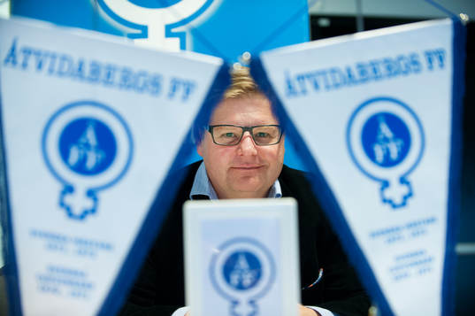 Åtvidabergs tränare Peter Swärdh vid fotbollens