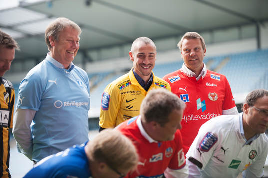 Henrik Larsson vid fotografering av tränarna vid
