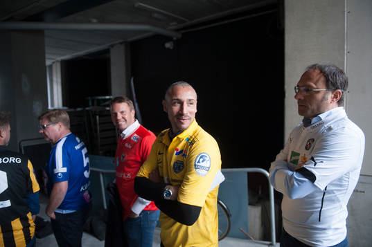 Henrik Larsson vid fotografering av tränarna vid