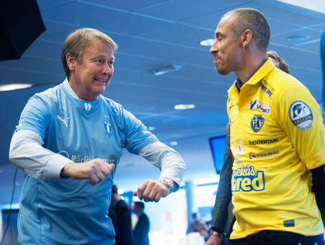 Malmö FF tränare Åge Hareide visar musklerna för
