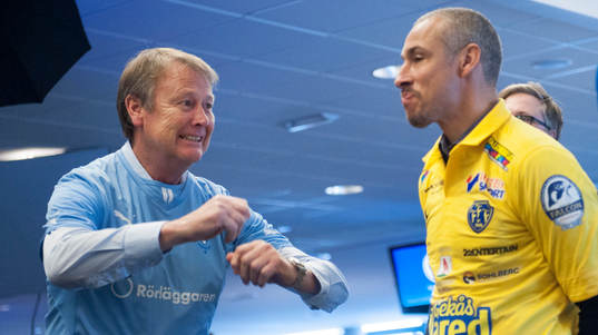Malmö FF tränare Åge Hareide samtalar med