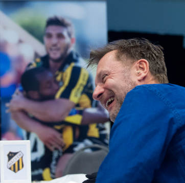 Häckens tränare Peter Gerhardsson vid fotbollens