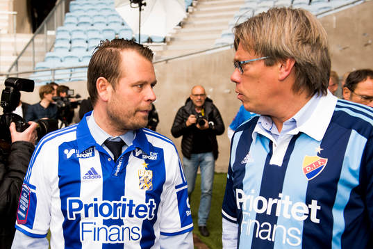 Göteborgs tränare Mikael Stahre samtalar med Djurgårdens