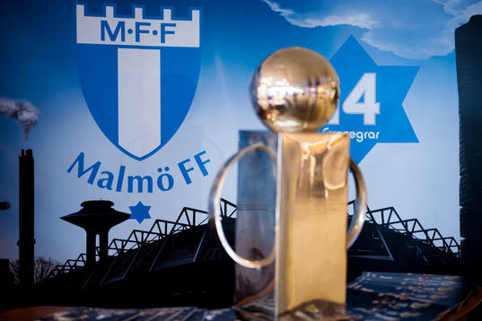 Lennart Johanssons pokal framför Malmö FF