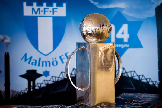 Lennart Johanssons pokal framför Malmö FF