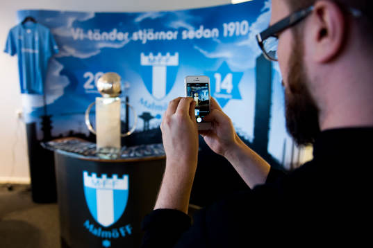 Lennart Johanssons pokal fotograferas med en mobil framför