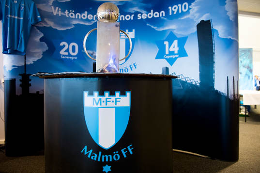 Lennart Johanssons pokal framför Malmö FF