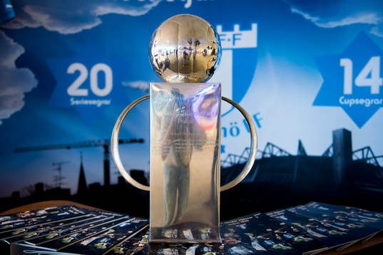 Lennart Johanssons pokal framför Malmö FF