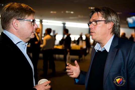 Åtvidabergs tränare Peter Swärdh samtalar med