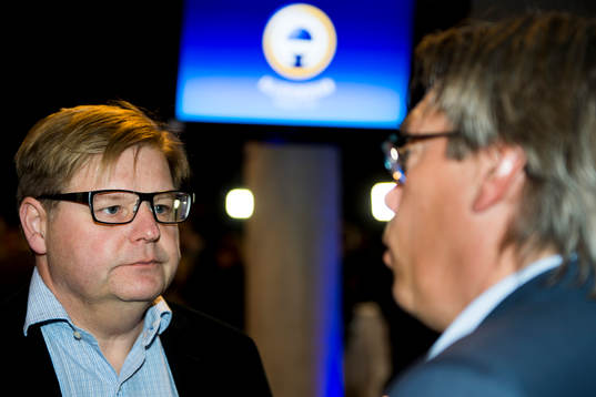 Åtvidabergs tränare Peter Swärdh samtalar med