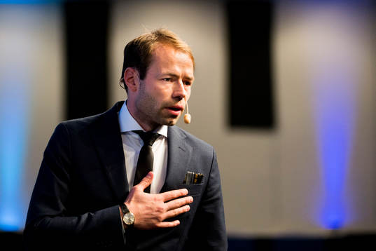 AIKs tränare Andreas Alm tackar för allt stöd klubben