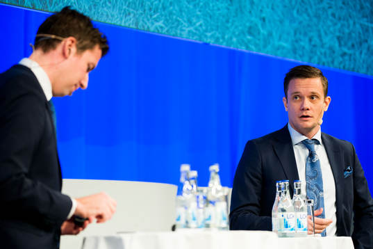 C mores Jonas Dahlquist och Jon Persson leder fotbollens