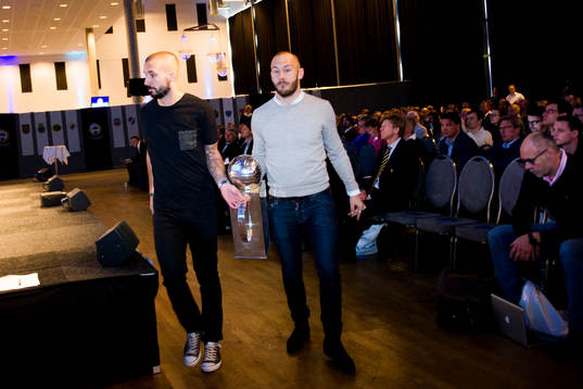 Malmö FFs Magnus Eriksson och Guillermo Molins bär på