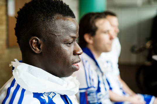Malick Mané vid en studiofotografering med IFK Göteborg i