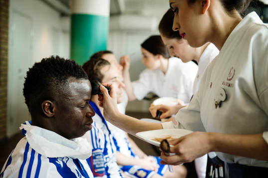 Malick Mané vid en studiofotografering med IFK Göteborg i