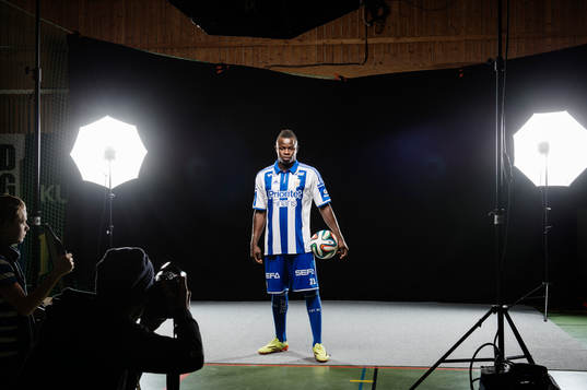 Malick Mané vid en studiofotografering med IFK Göteborg i