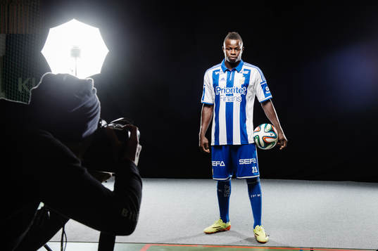 Malick Mané vid en studiofotografering med IFK Göteborg i