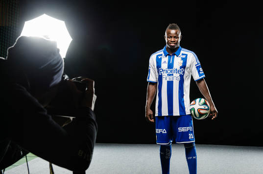 Malick Mané vid en studiofotografering med IFK Göteborg i
