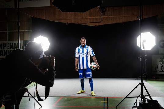 Malick Mané vid en studiofotografering med IFK Göteborg i