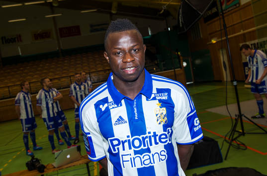Malick Mané vid en studiofotografering med IFK Göteborg i
