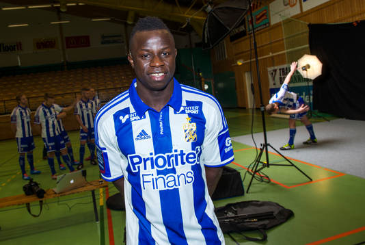 Malick Mané vid en studiofotografering med IFK Göteborg i