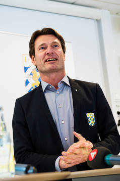 Klubbdirektör Martin Kurzwelli presenterar Mats Gren som