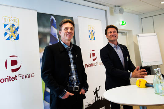 Klubbdirektör Martin Kurzwelli presenterar Mats Gren som