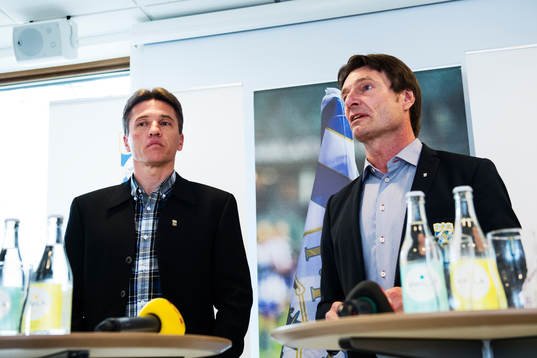 Klubbdirektör Martin Kurzwelli presenterar Mats Gren som